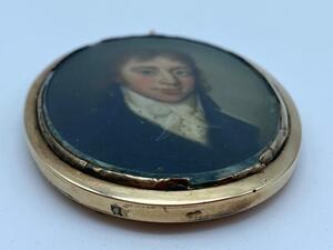 Antique miniature portrait painting of a gentlemen 