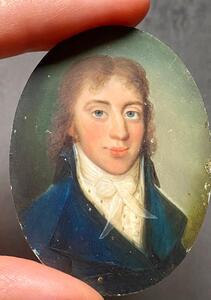 Antique miniature portrait painting of a gentlemen 